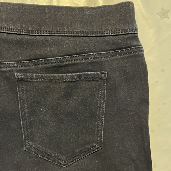 Gloria Vanderbilt All-around Slimming Effect, Avery Pull-on Capri, size 12 Black - Picture 3 of 7